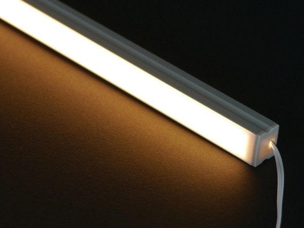 günstige XQ LED-Lichtleiste warmweiß 2700K, 240 Lumen, 50cm Länge,  homogenes LED-Lichtband für Regalbeleuchtung